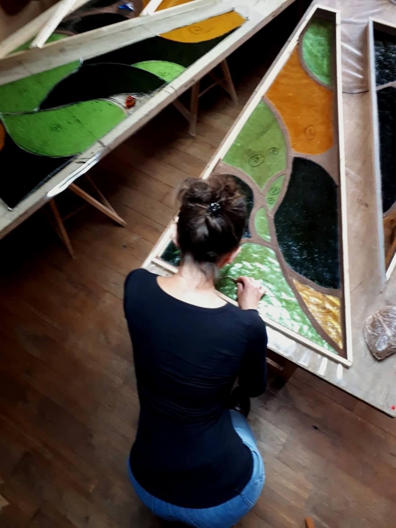 Florence Ferrié dans son atelier de création de vitrail en Ariège à Montfa